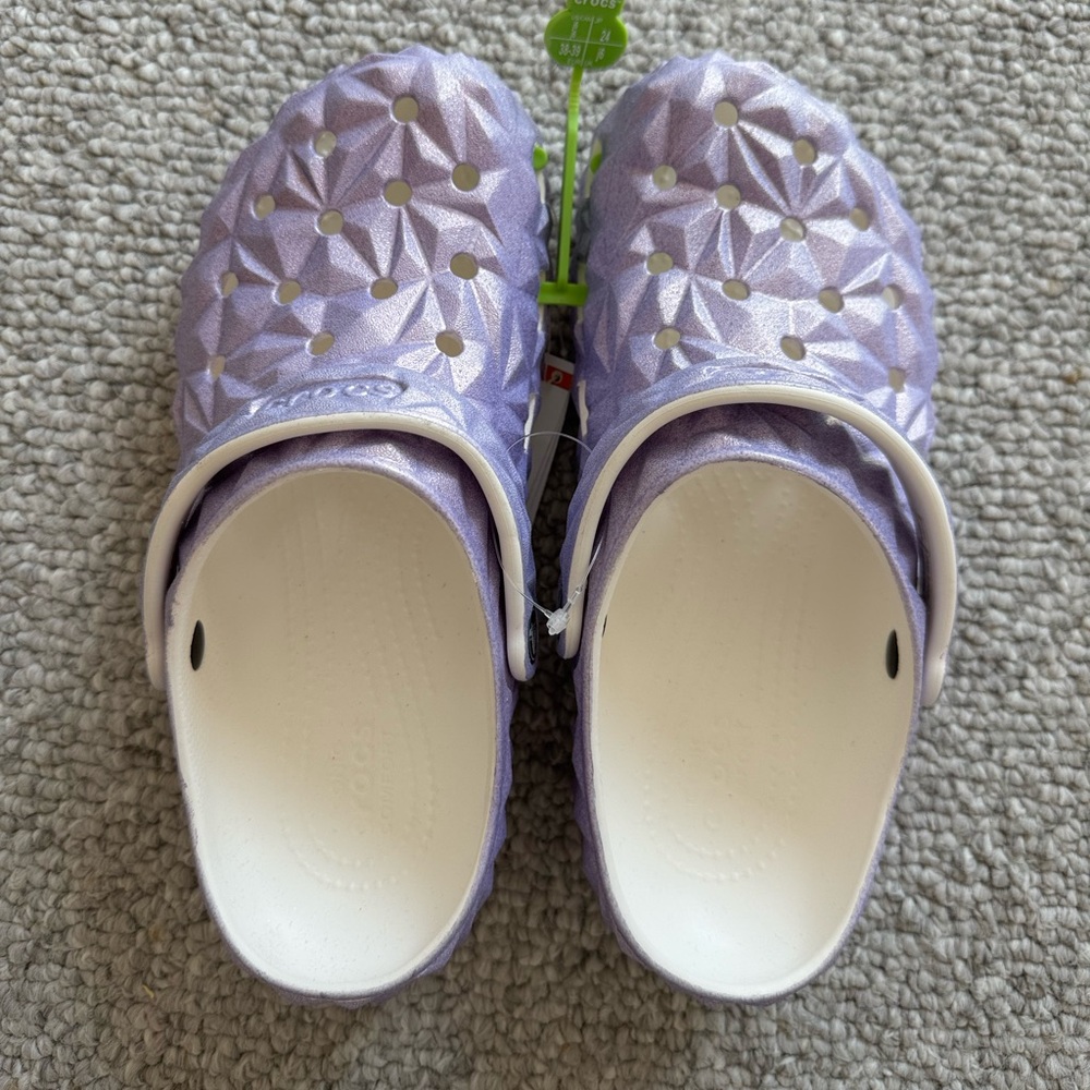 crocs classic clog in iridescent geo